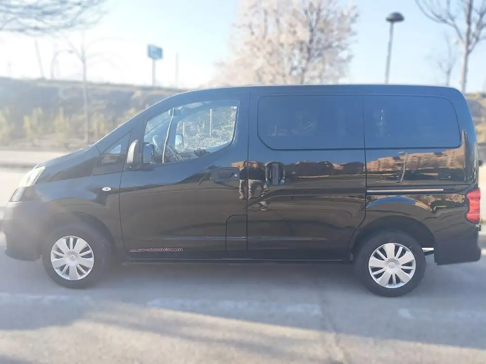 NISSAN nv200