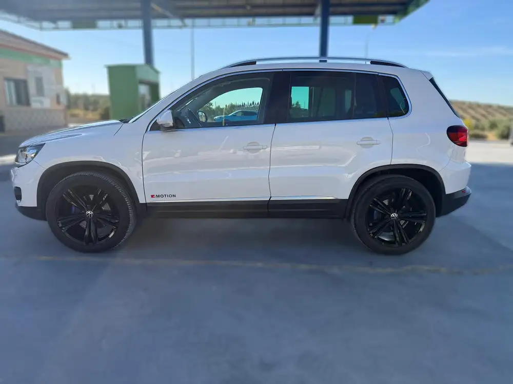 VOLKSWAGEN tiguan