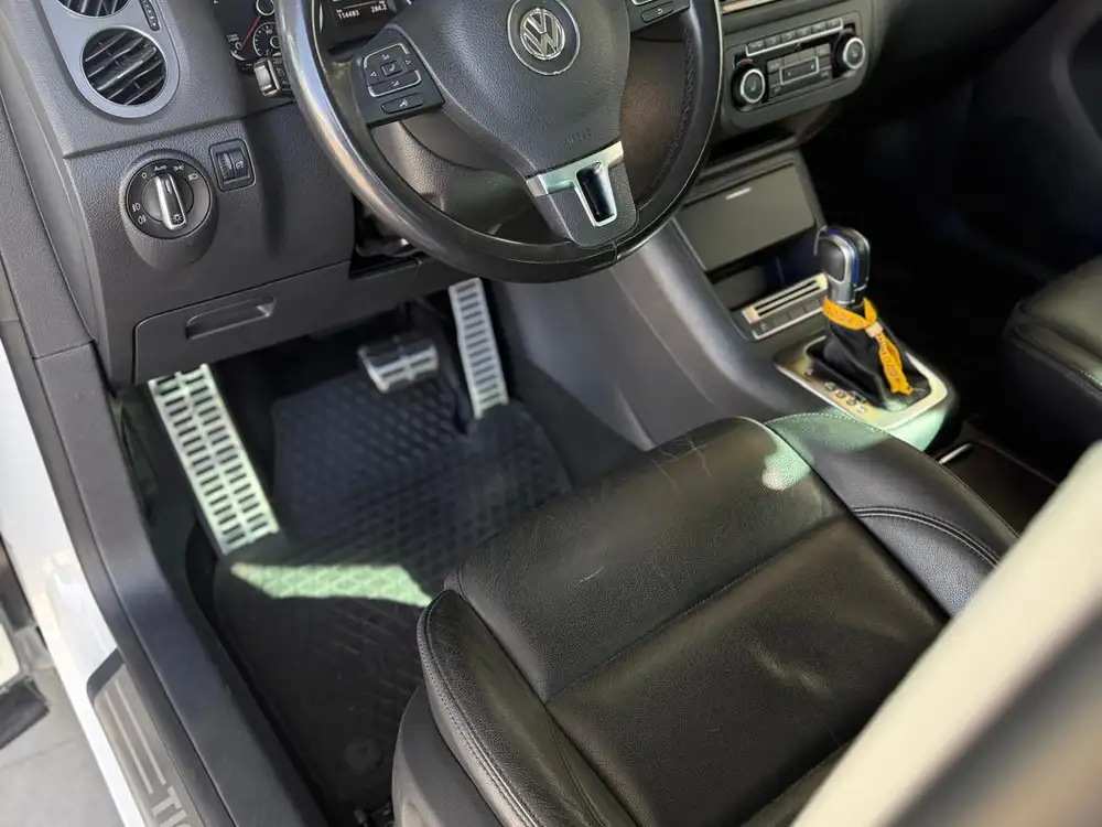 VOLKSWAGEN tiguan