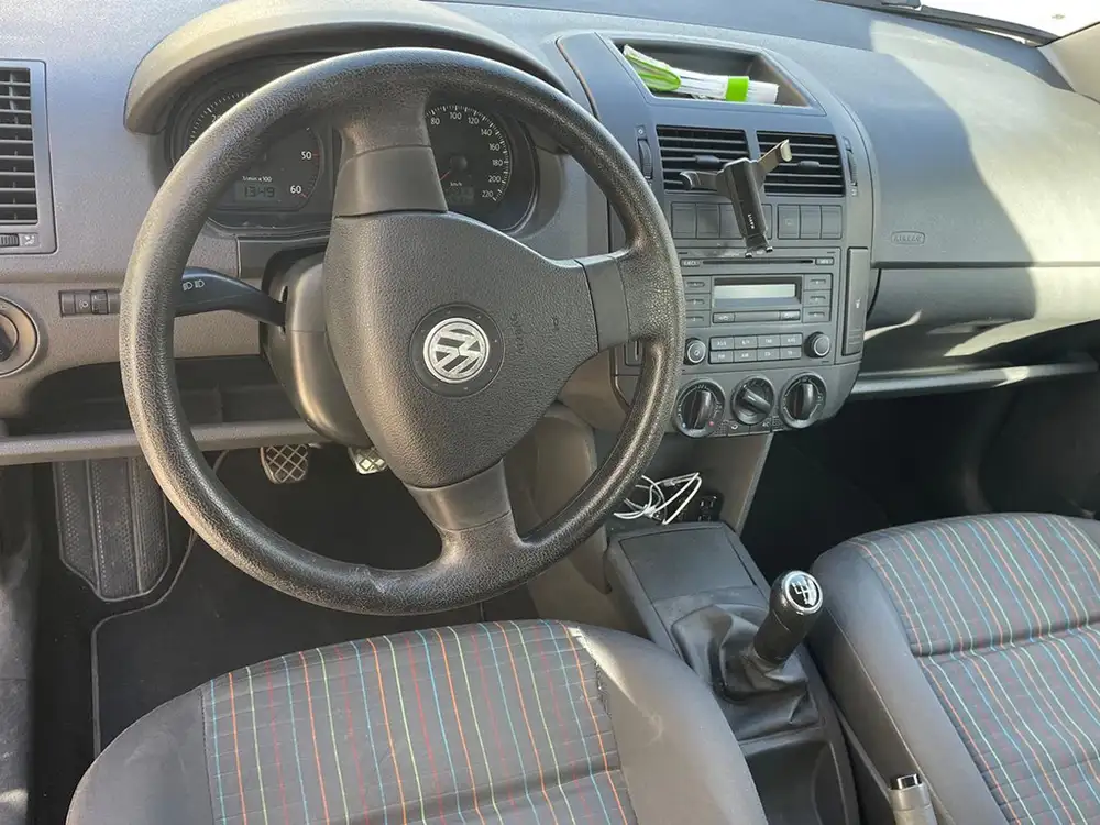 VOLKSWAGEN polo