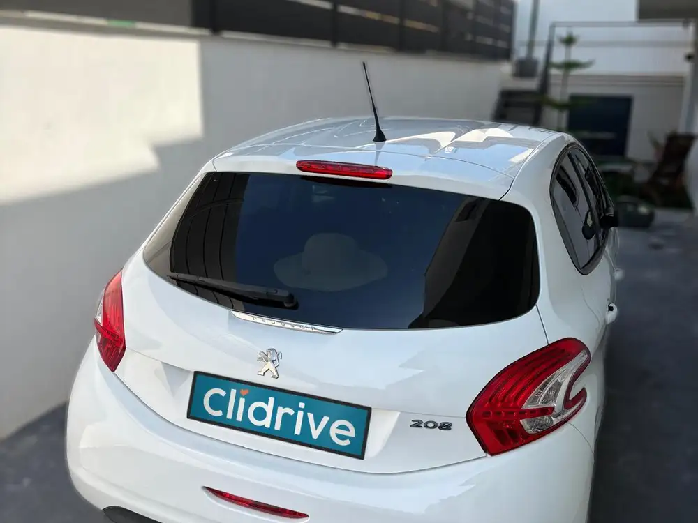 PEUGEOT 208