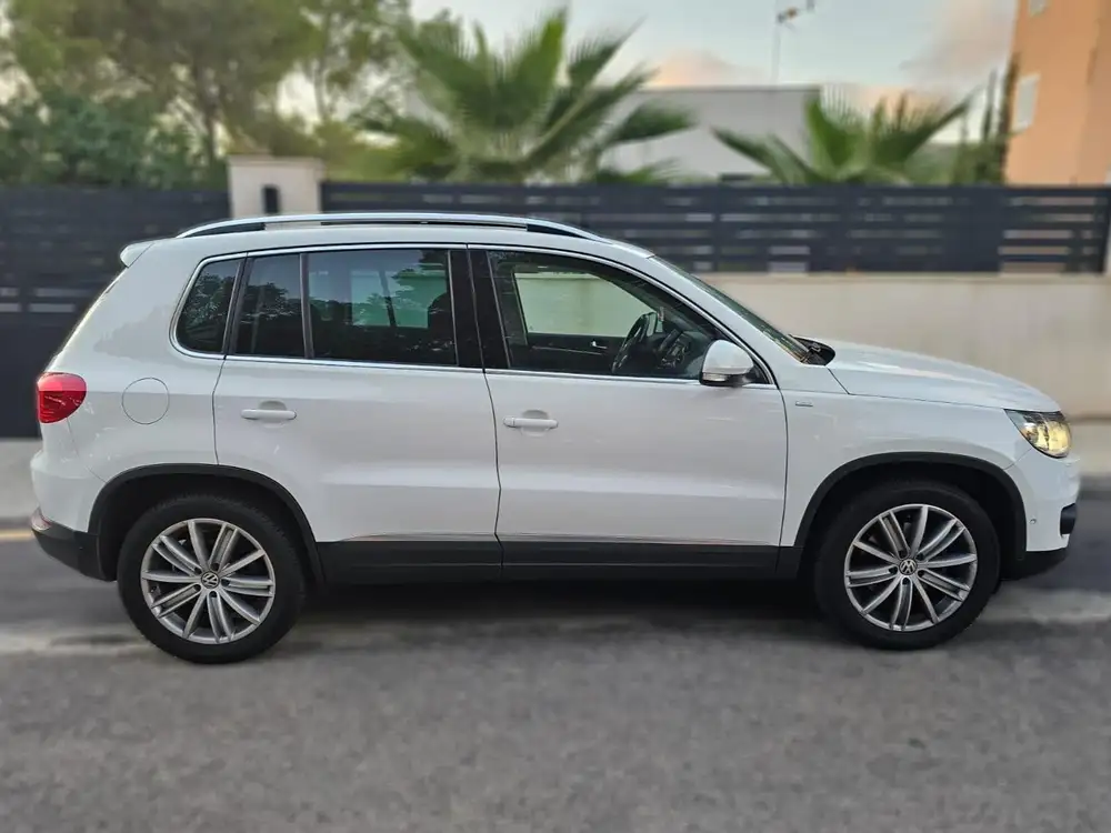 VOLKSWAGEN tiguan