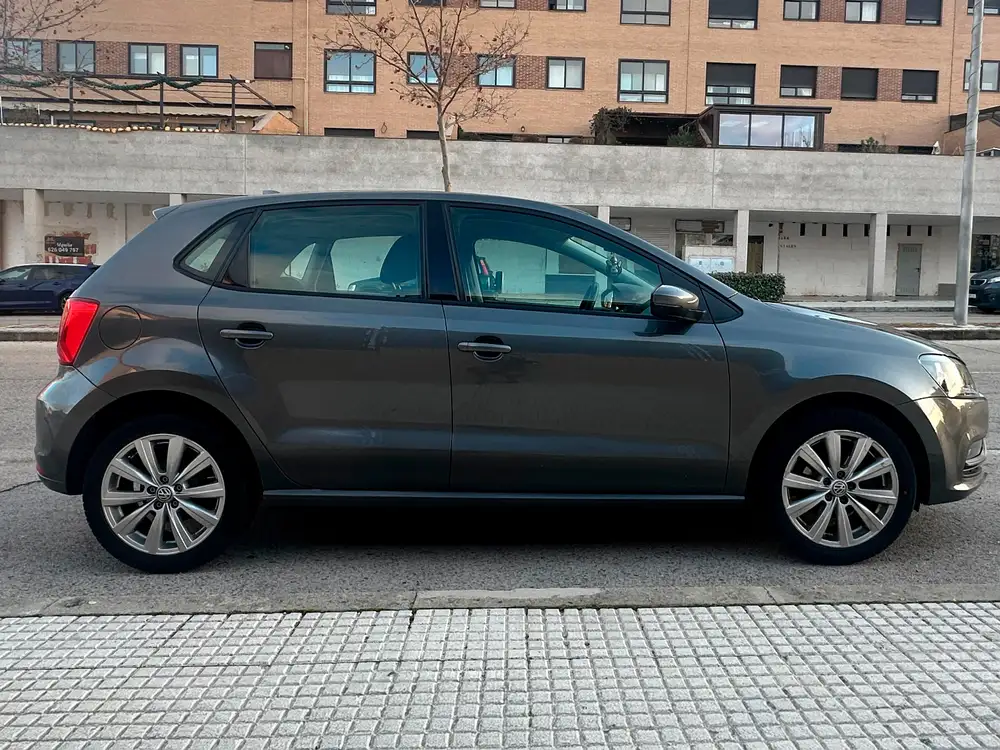 VOLKSWAGEN polo