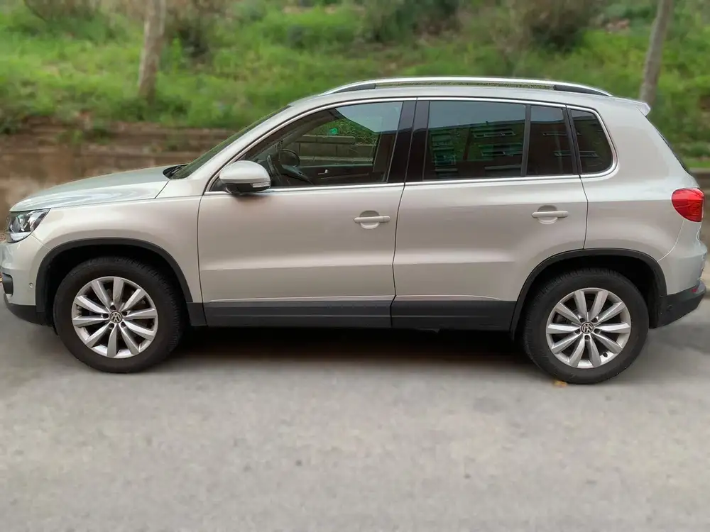 VOLKSWAGEN tiguan