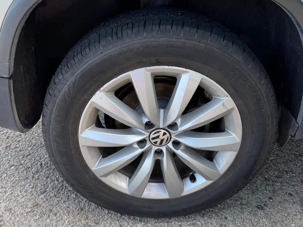 VOLKSWAGEN tiguan