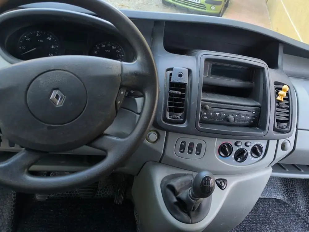 RENAULT trafic