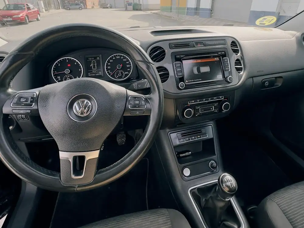 VOLKSWAGEN tiguan