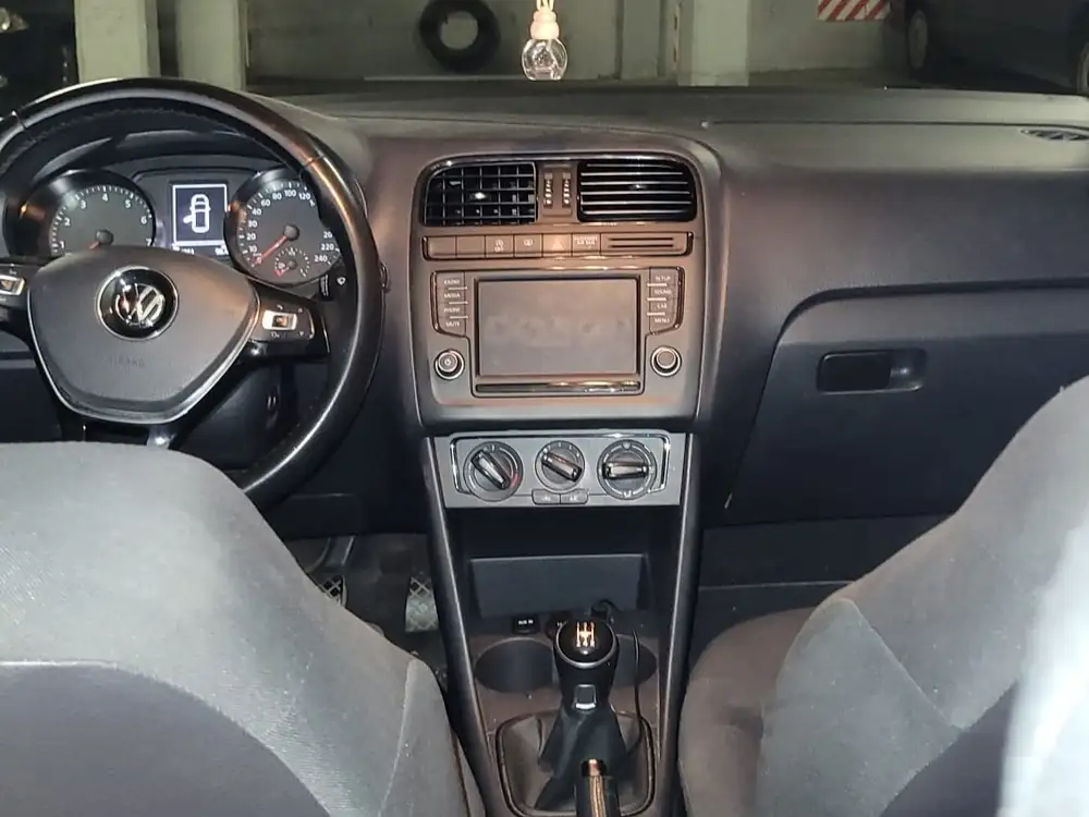 VOLKSWAGEN polo