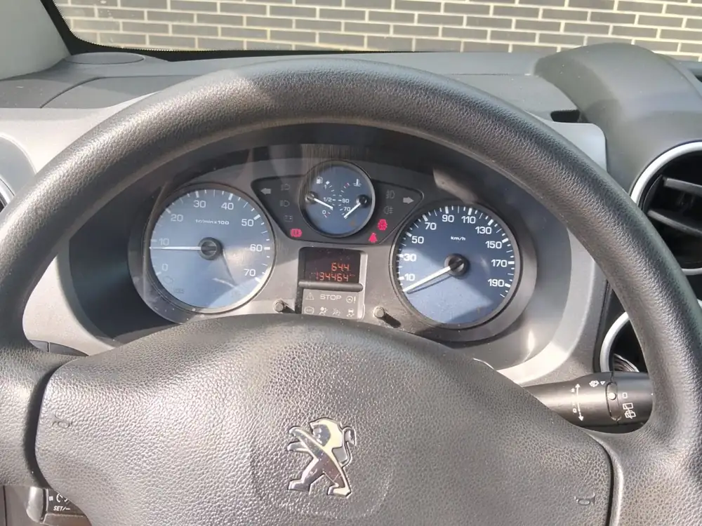 PEUGEOT partner