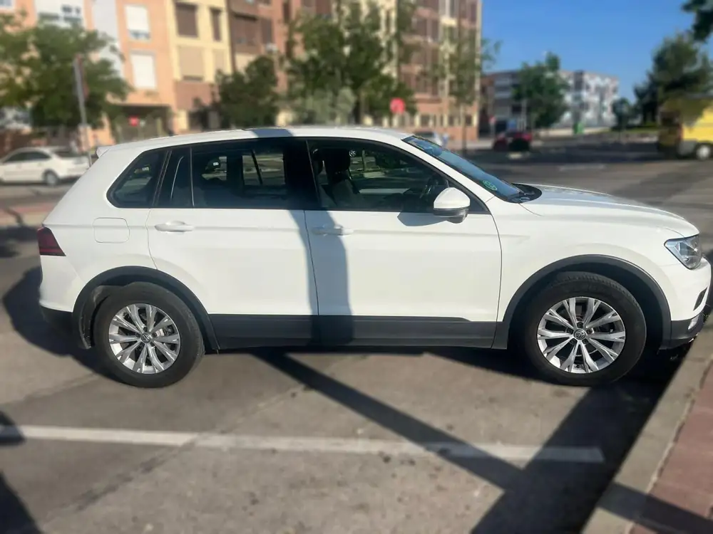 VOLKSWAGEN tiguan
