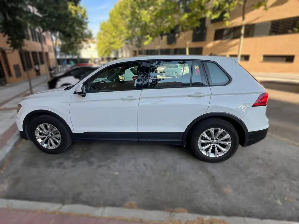 VOLKSWAGEN tiguan