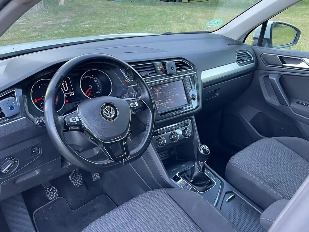 VOLKSWAGEN tiguan