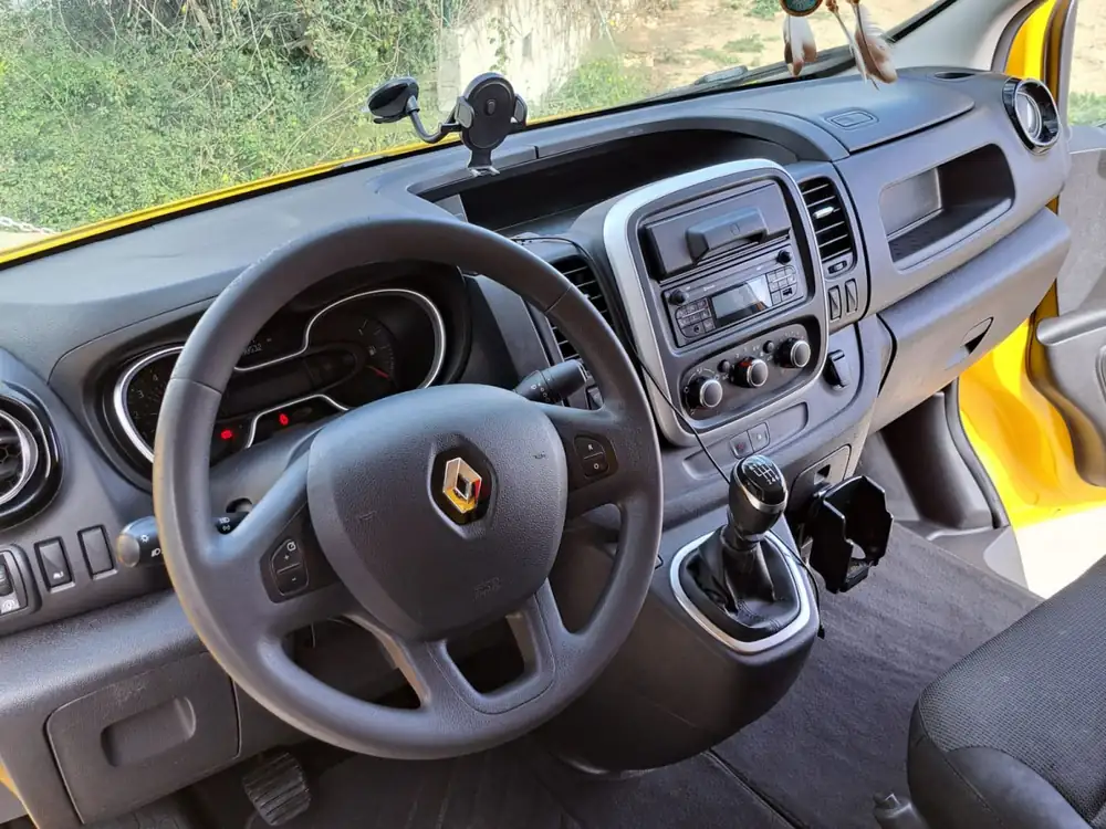 RENAULT trafic