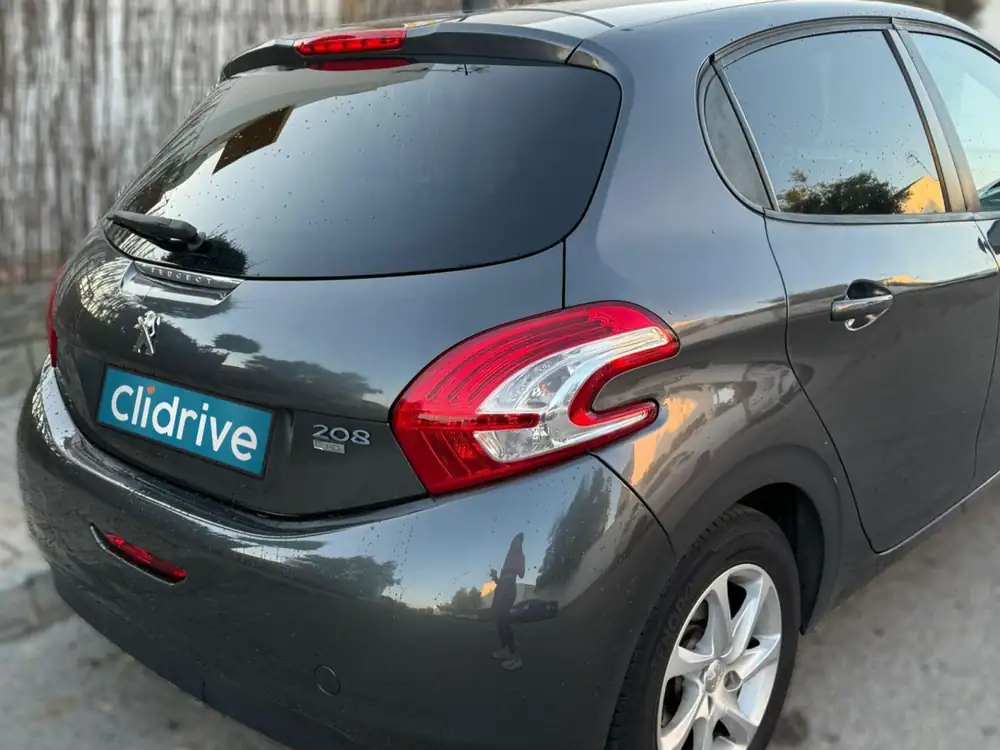 PEUGEOT 208