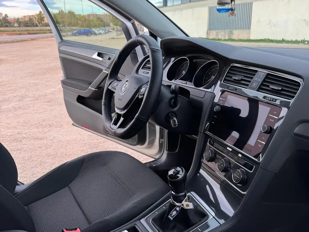 VOLKSWAGEN golf
