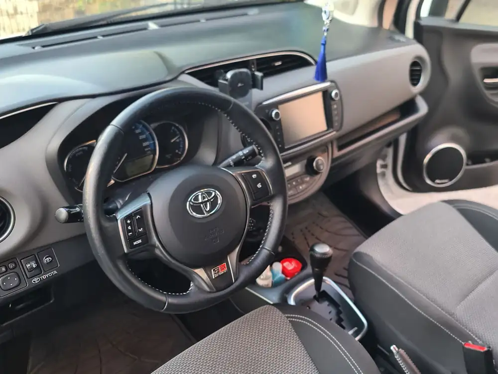TOYOTA yaris