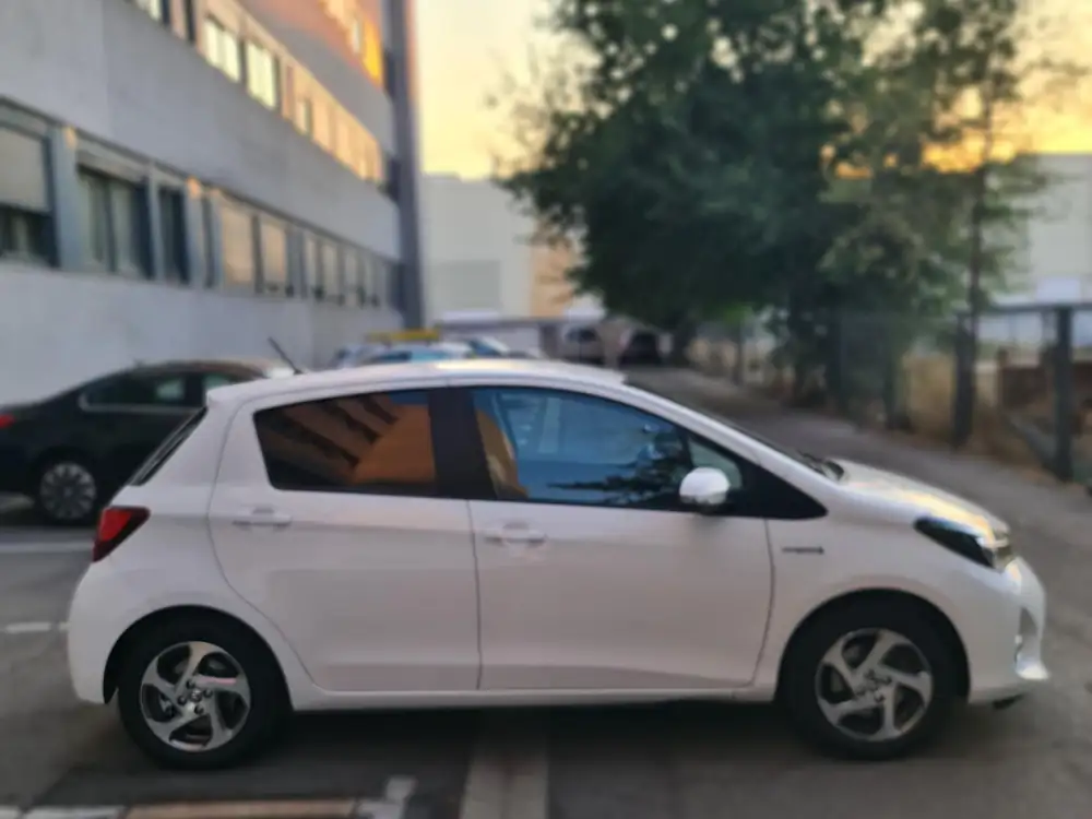 TOYOTA yaris
