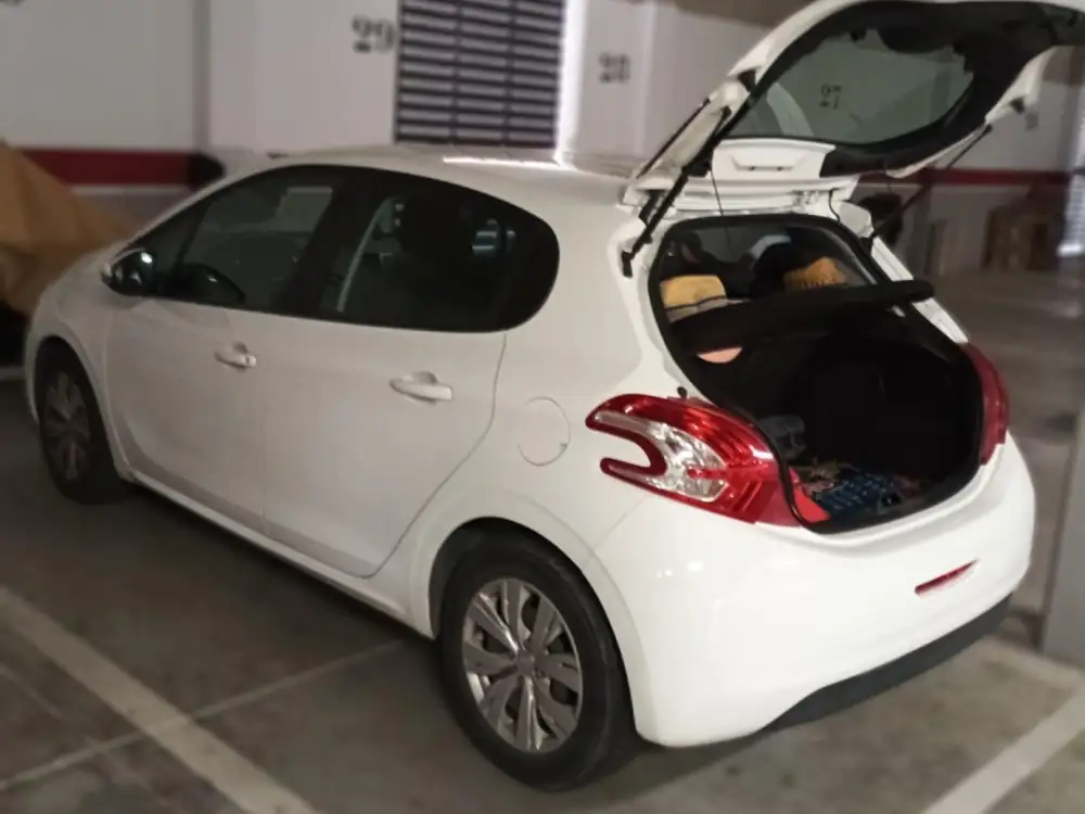 PEUGEOT 208