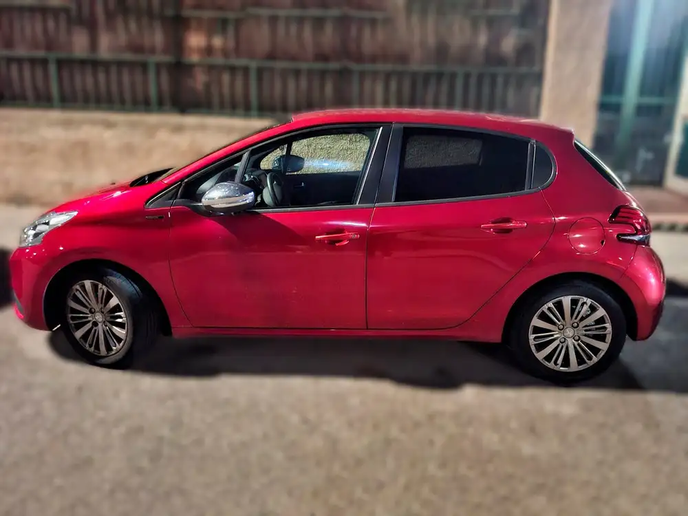 PEUGEOT 208