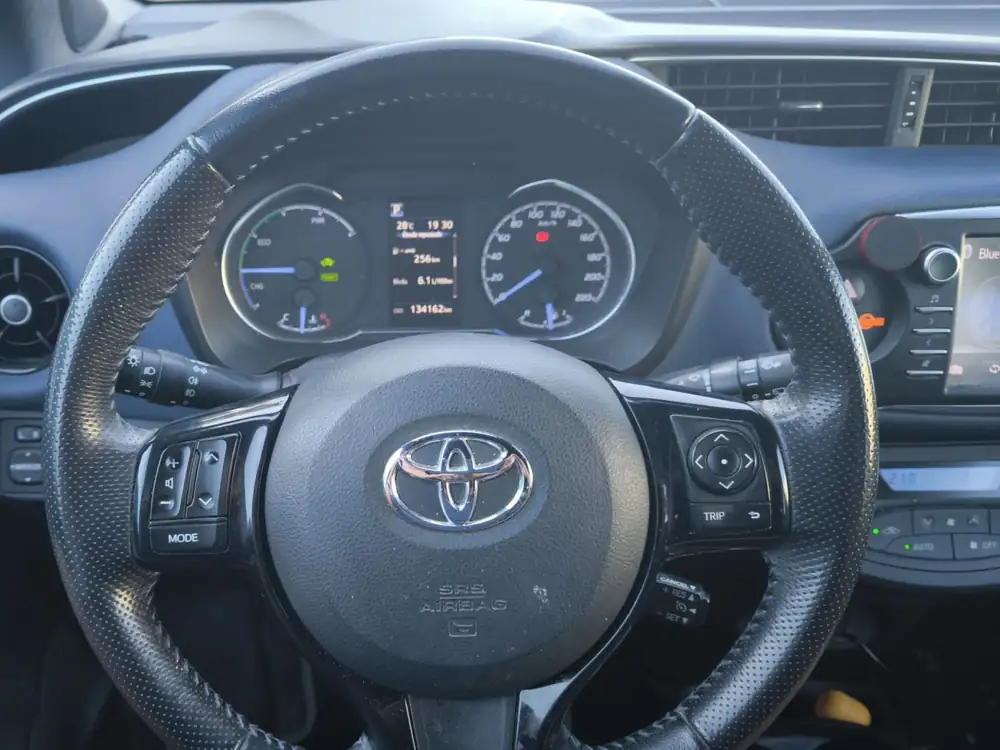 TOYOTA yaris