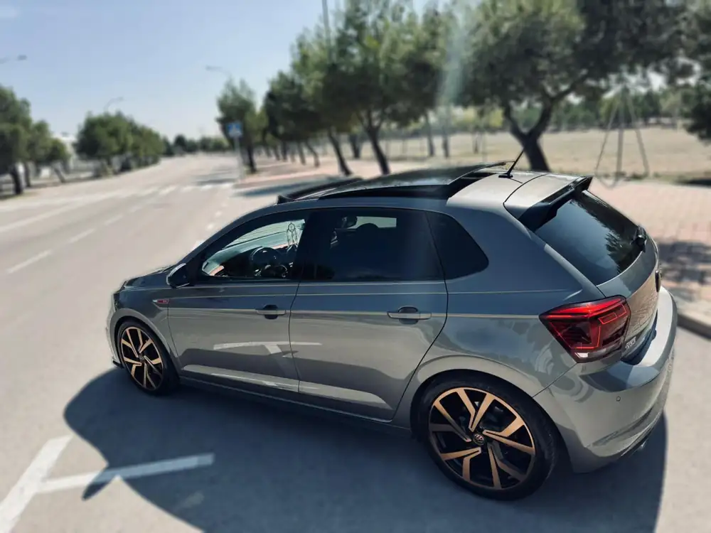 VOLKSWAGEN polo