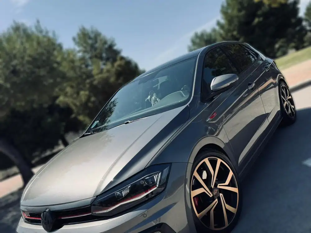VOLKSWAGEN polo
