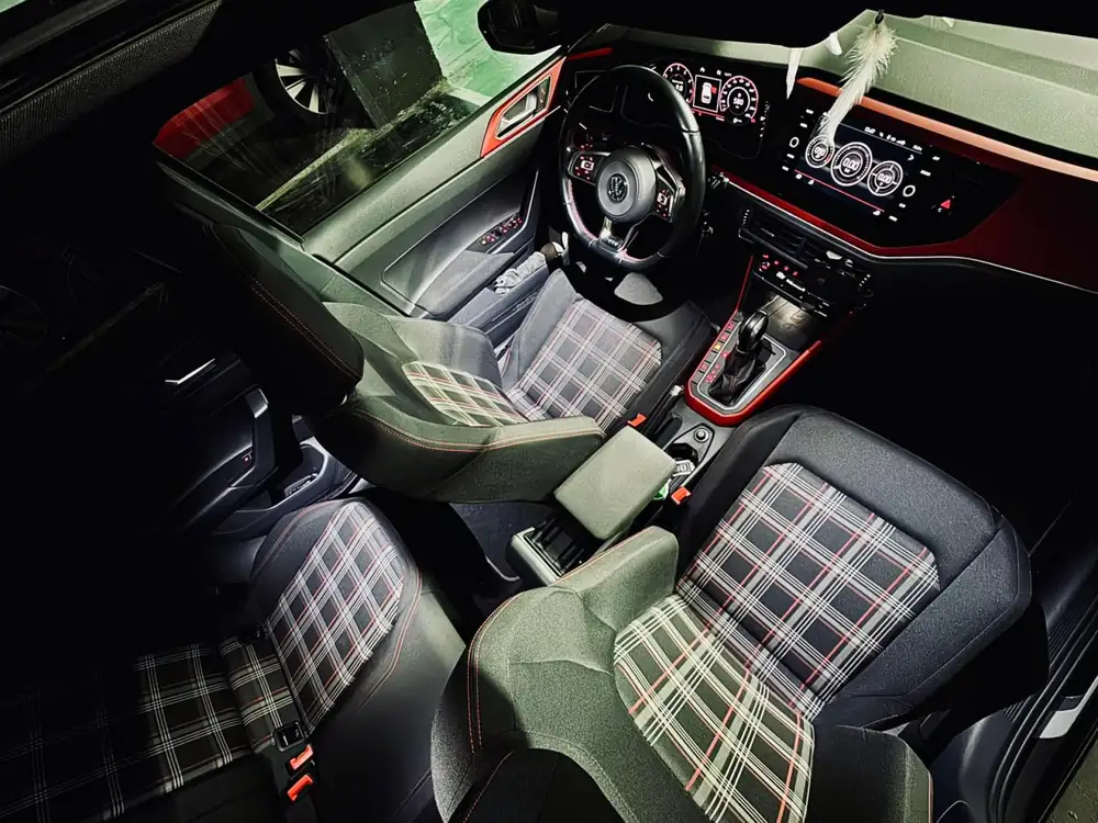 VOLKSWAGEN polo