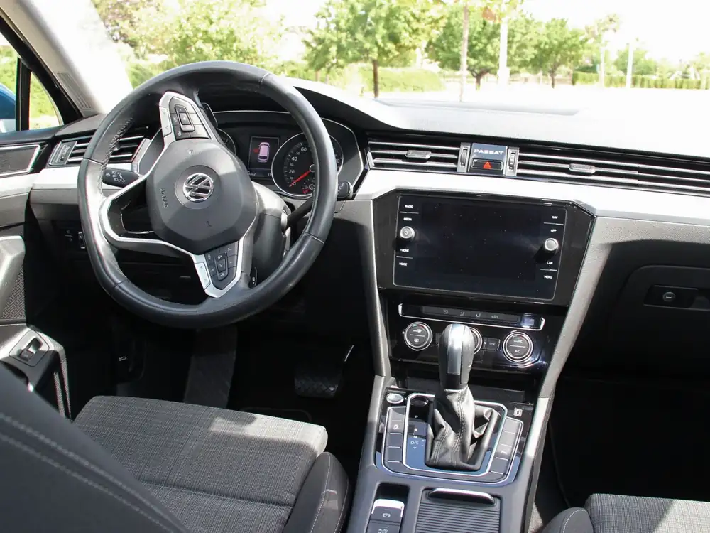 VOLKSWAGEN passat