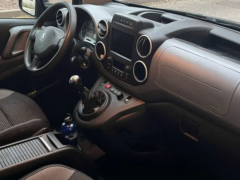 PEUGEOT partner