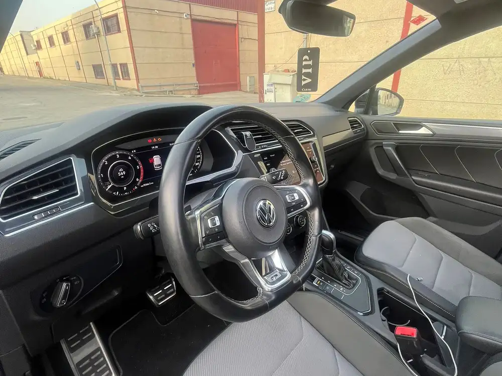 VOLKSWAGEN tiguan