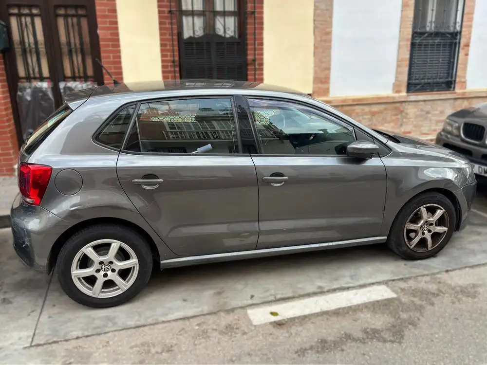 VOLKSWAGEN polo