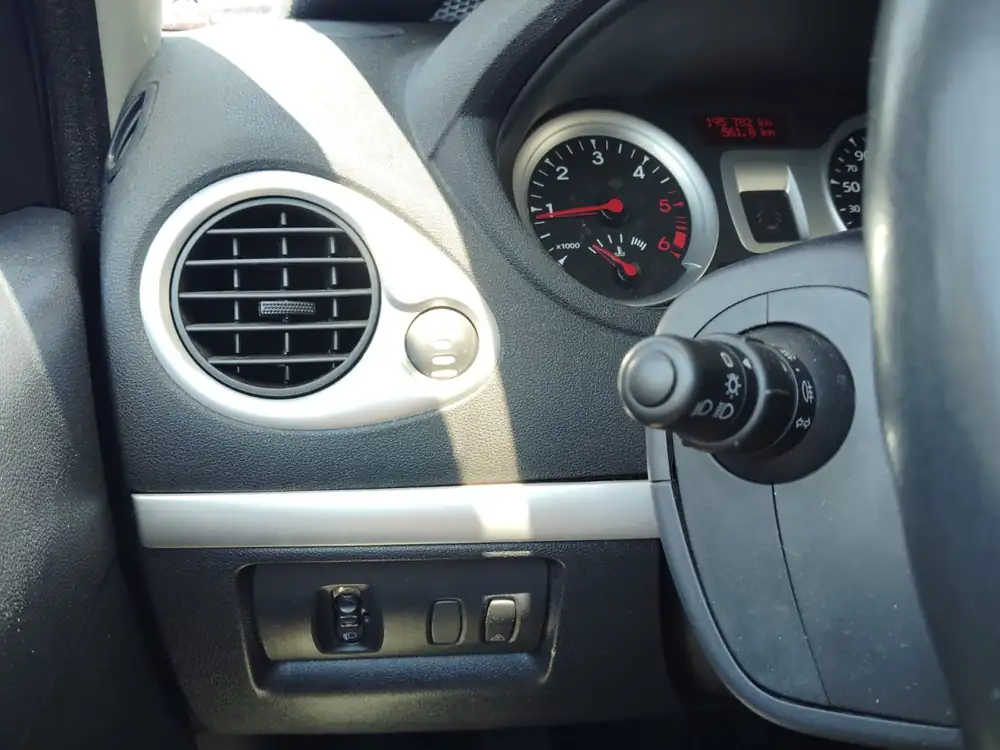 RENAULT clio