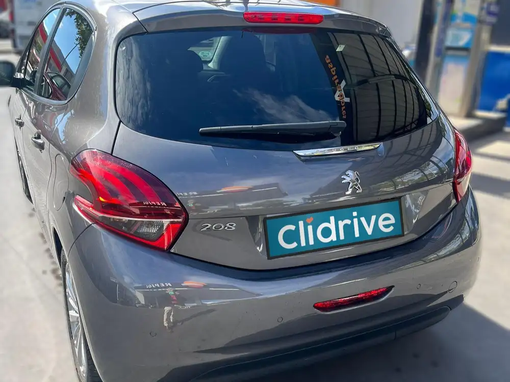 PEUGEOT 208