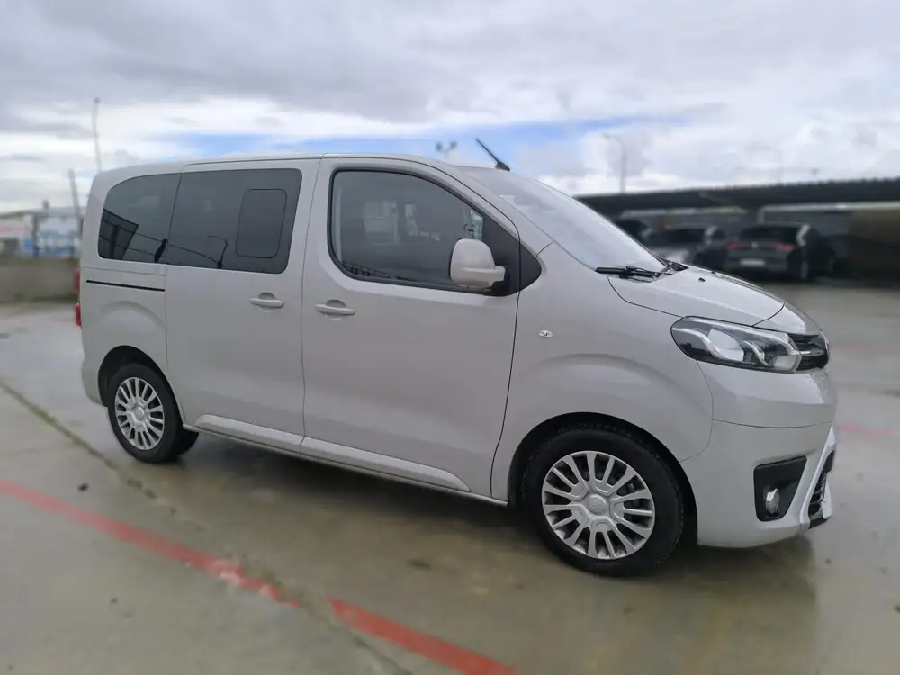 TOYOTA proace verso