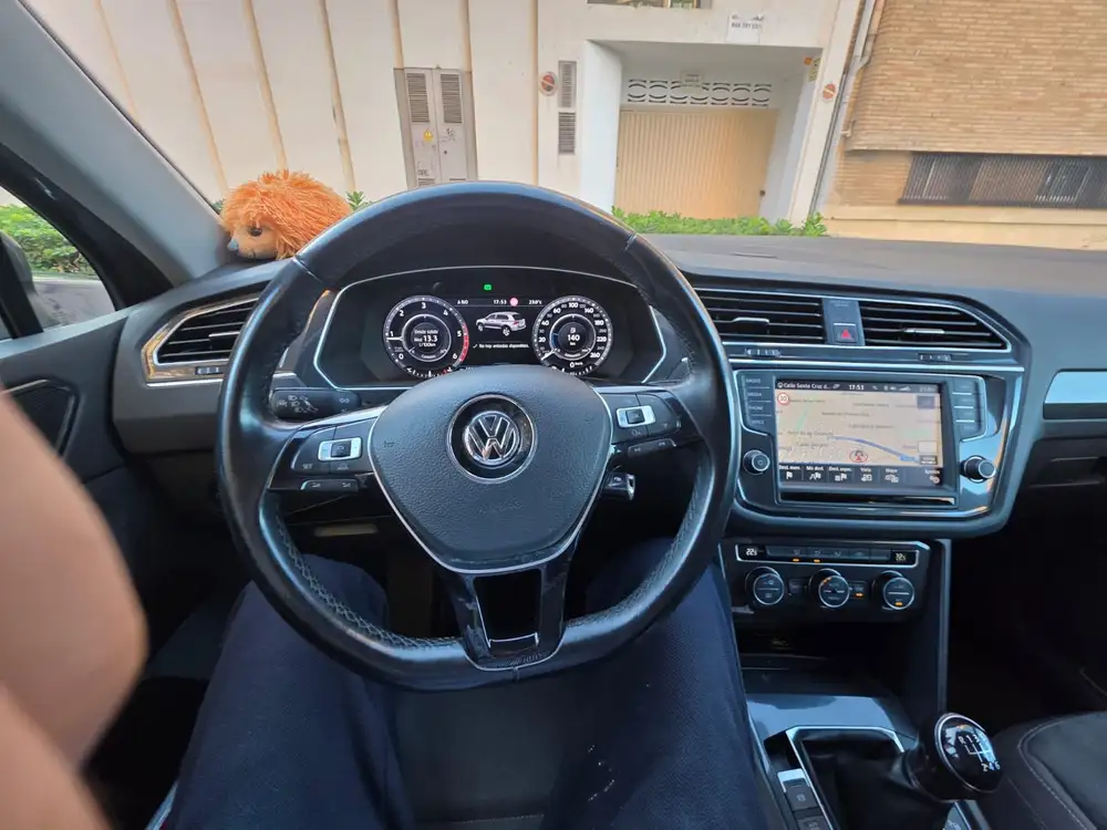 VOLKSWAGEN tiguan