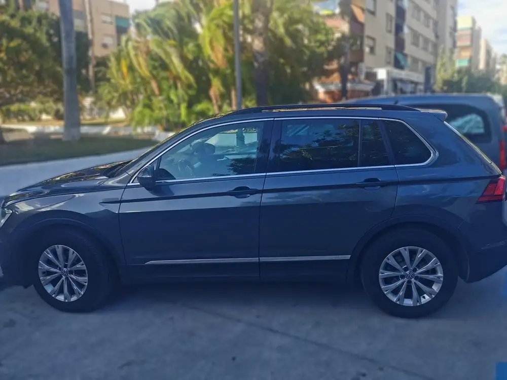 VOLKSWAGEN tiguan