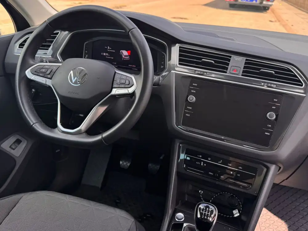 VOLKSWAGEN tiguan