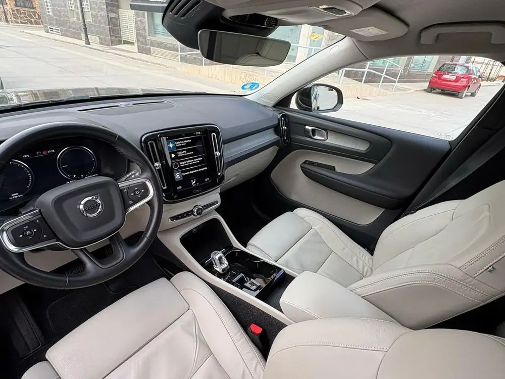 VOLVO xc40