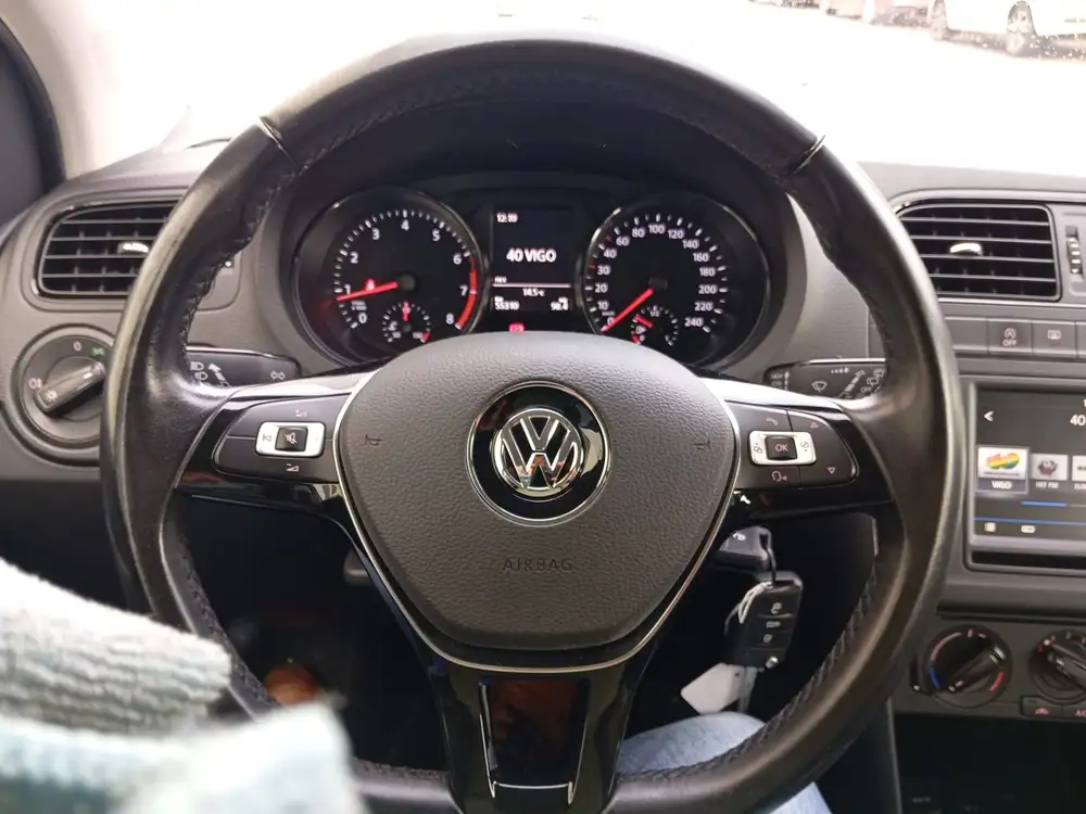 VOLKSWAGEN polo