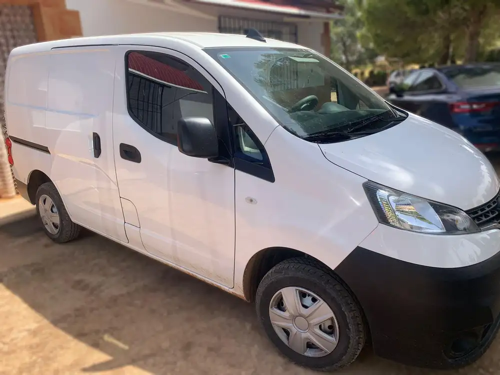 NISSAN nv200