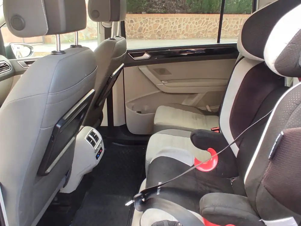 VOLKSWAGEN touran
