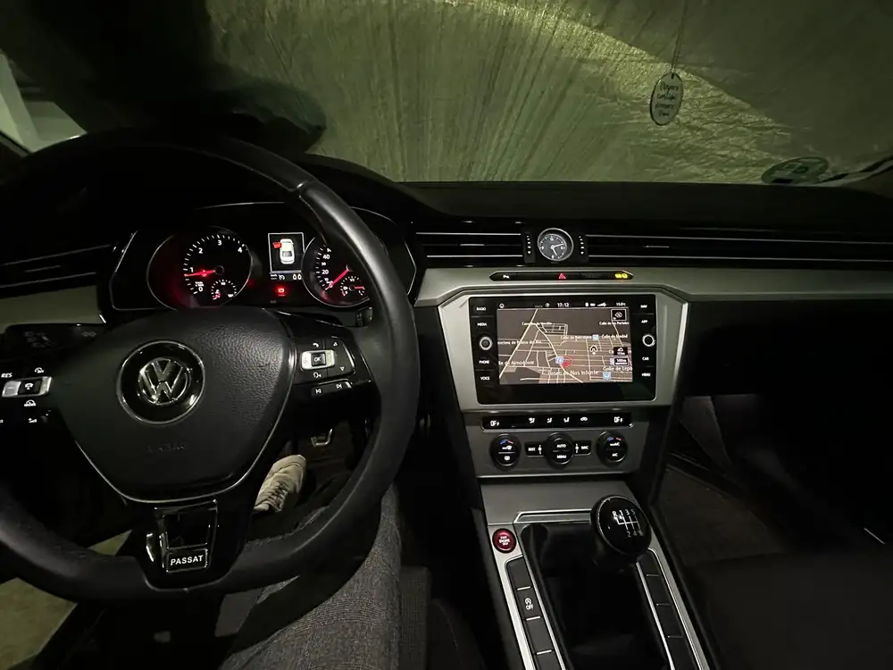 VOLKSWAGEN passat