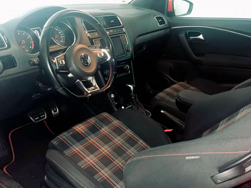 VOLKSWAGEN polo