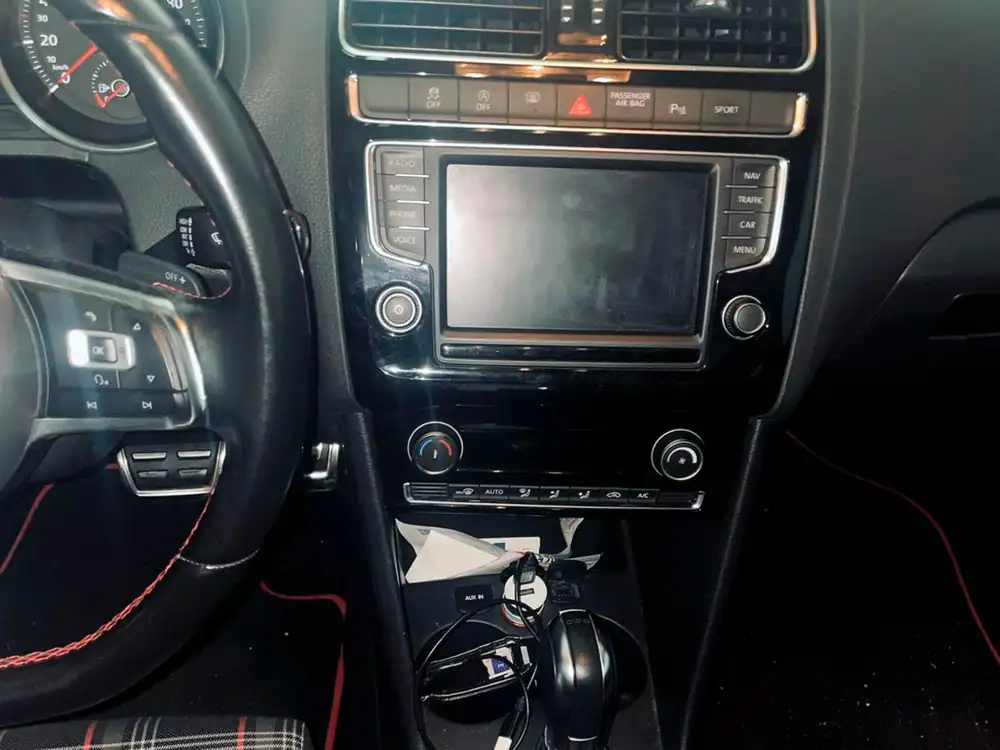 VOLKSWAGEN polo