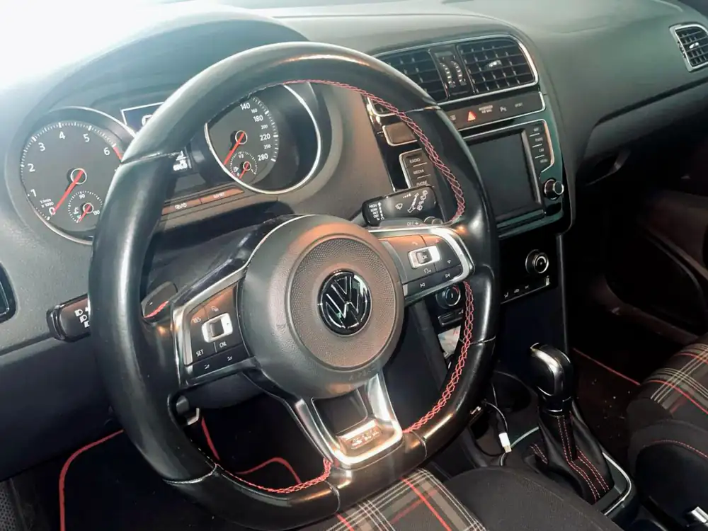 VOLKSWAGEN polo