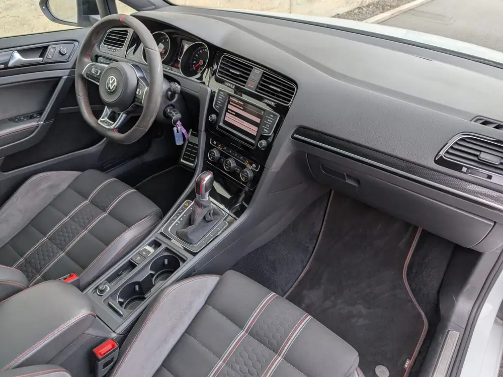 VOLKSWAGEN golf