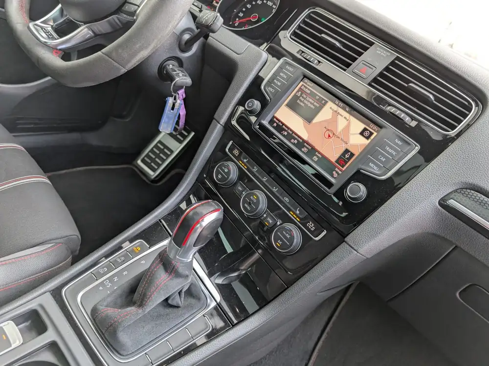 VOLKSWAGEN golf