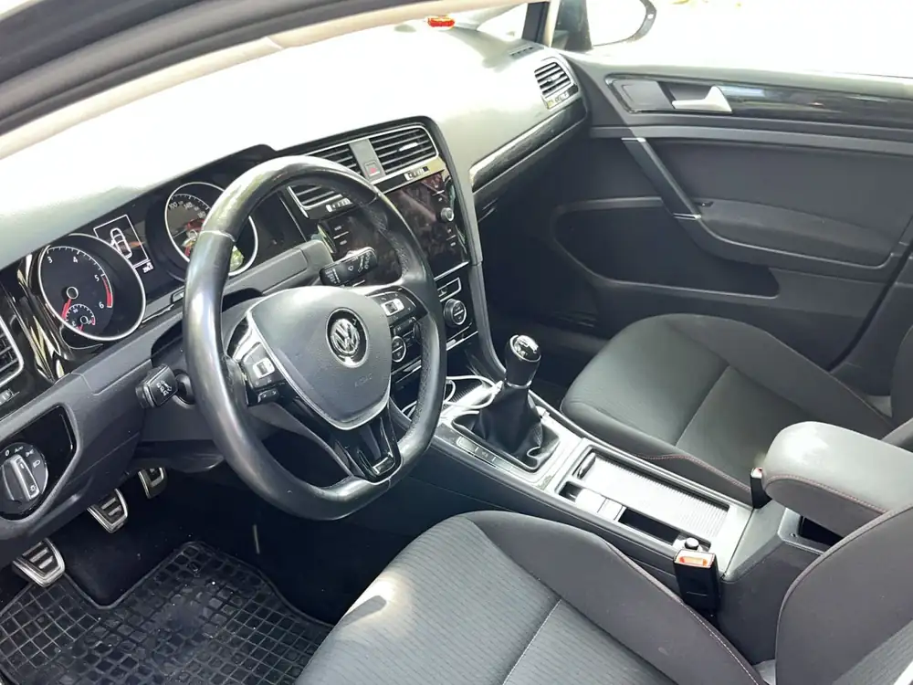 VOLKSWAGEN golf