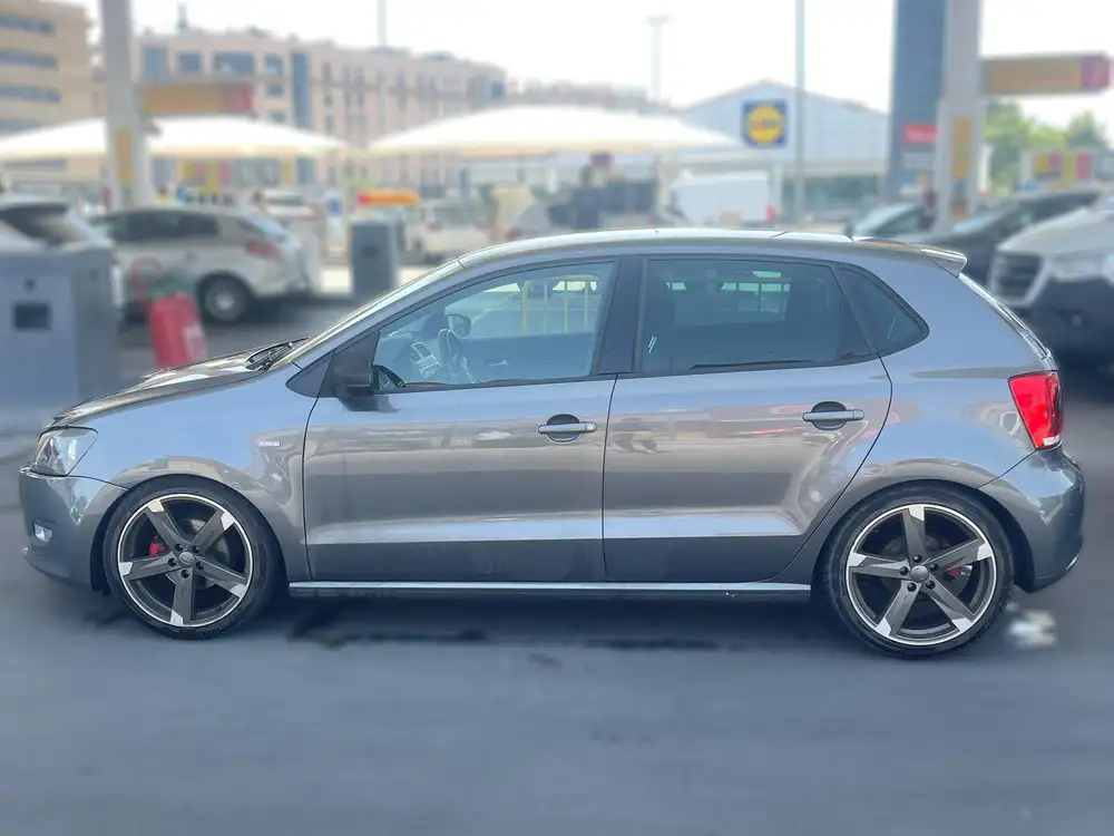VOLKSWAGEN polo