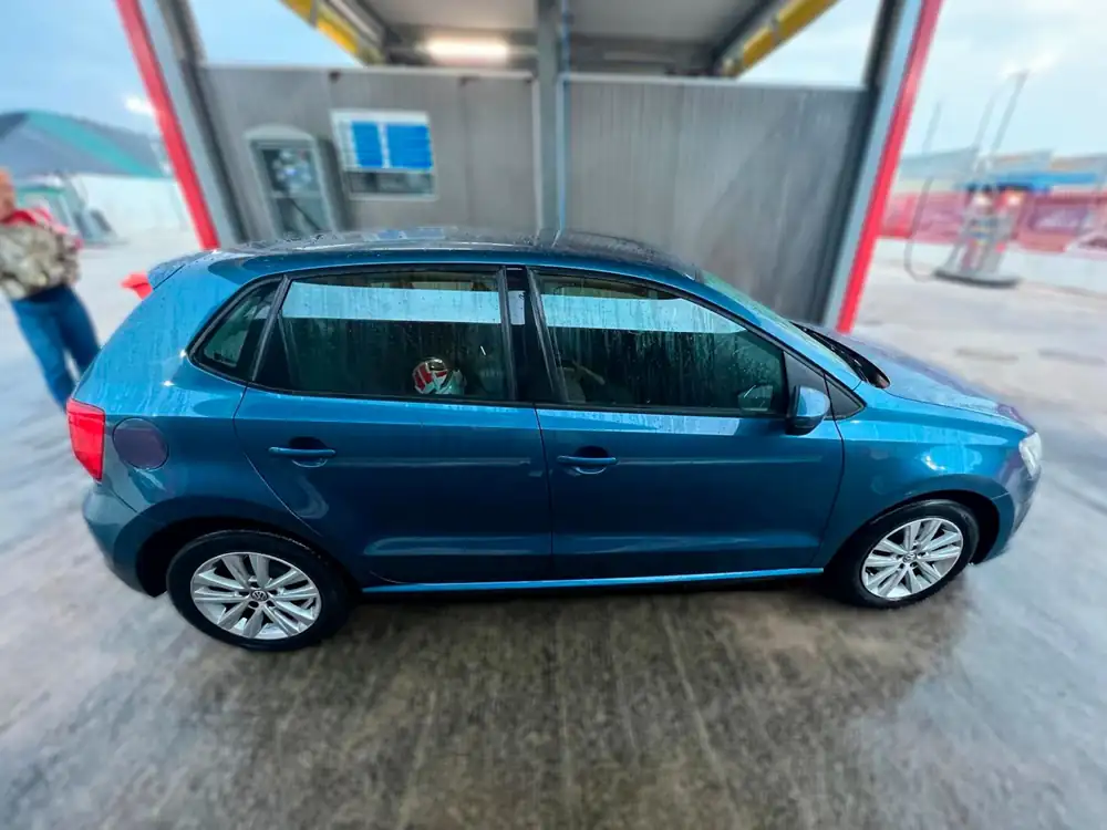 VOLKSWAGEN polo